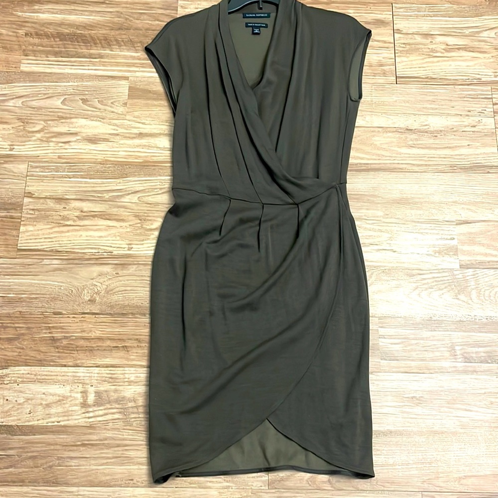 Banana republic wrap dress in Medium, khaki green
